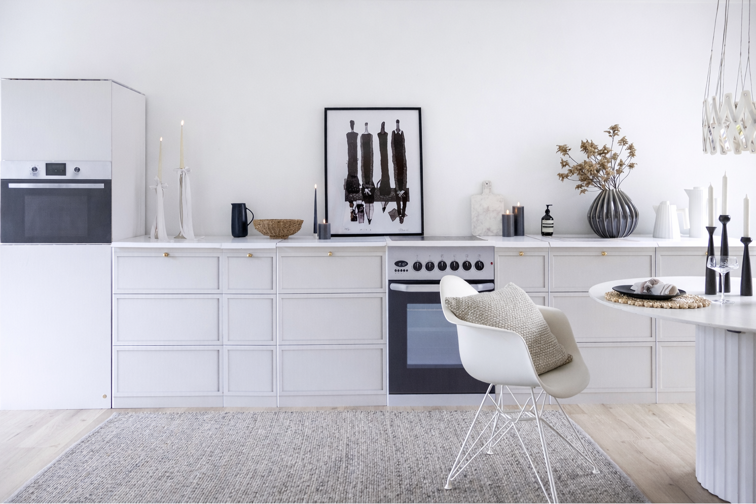 Home Staging Küche in Beige – warme Küchenattrappe für stilvolle Immobilienpräsentation
