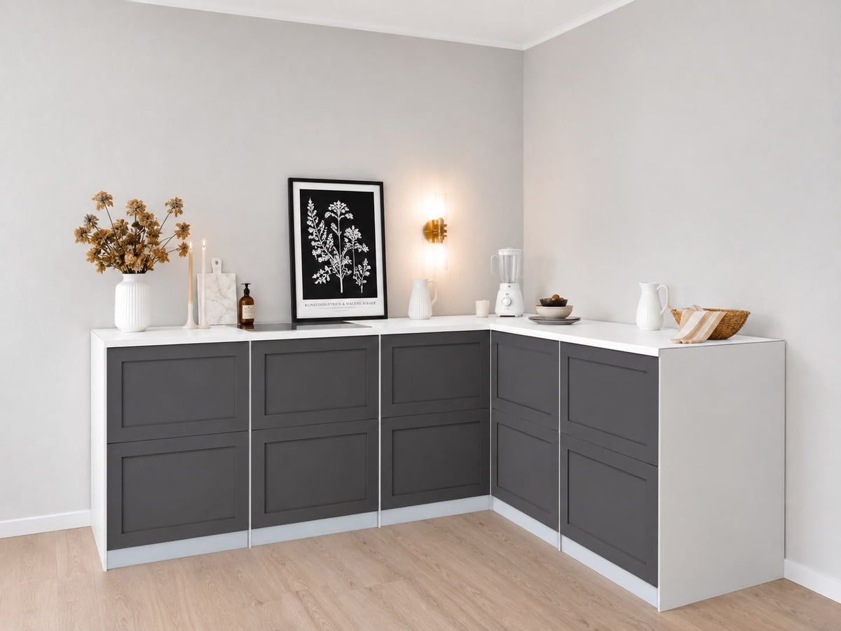 Pappküche in L-Form 240 × 180 cm mit anthrazitfarbenen Fronten und eisblauen Sockelleisten