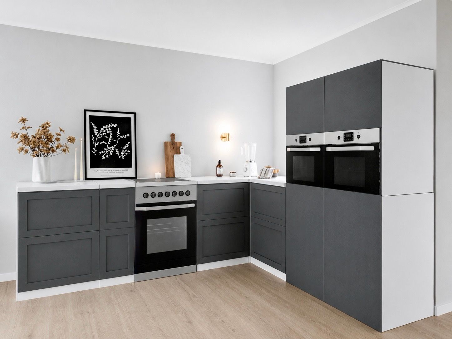 Eckküche aus Pappe 270 × 240 cm – Premium Home Staging Pappküche mit 2 Hochschränken & Herdattrappe