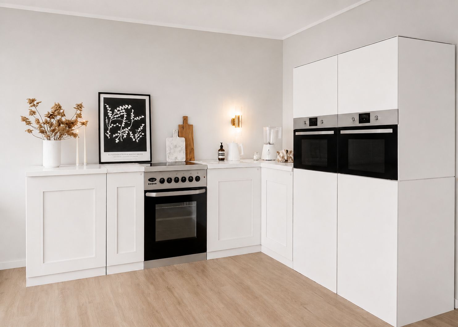 Eckküche aus Pappe 270 × 240 cm – Premium Home Staging Pappküche mit 2 Hochschränken & Herdattrappe