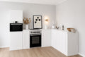 Eckküche aus Pappe 270 × 180 cm – Home Staging Pappküche mit Hochschrank & Herdattrappe