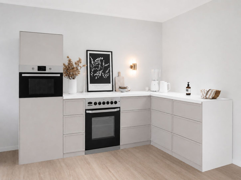 Eckküche aus Pappe 270 × 180 cm – Home Staging Pappküche mit Hochschrank & Herdattrappe