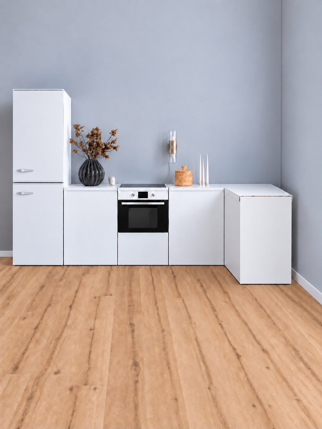 ESSENTIAL Eckküche aus Pappe 300 × 120 cm in Weiß mit Kühlschrank-Attrappe
